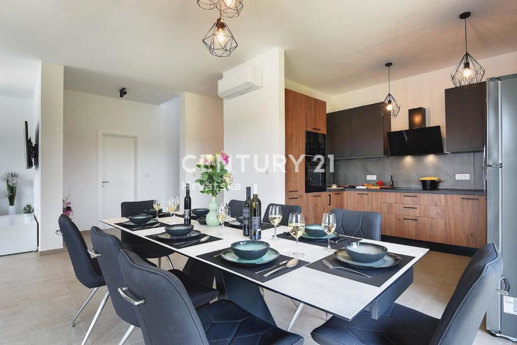 PULA, LUKSUZNA NOVA VILA Z BAZENOM