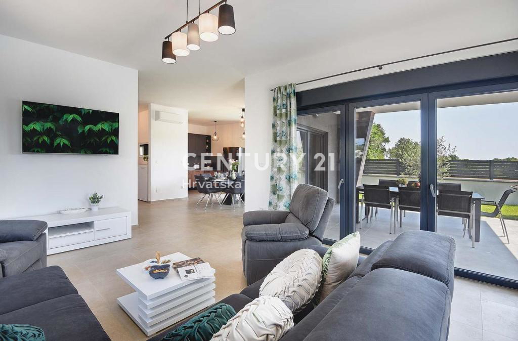 PULA, LUKSUZNA NOVA VILA Z BAZENOM