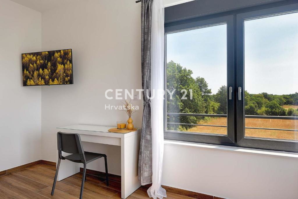 PULA, LUKSUZNA NOVA VILA Z BAZENOM