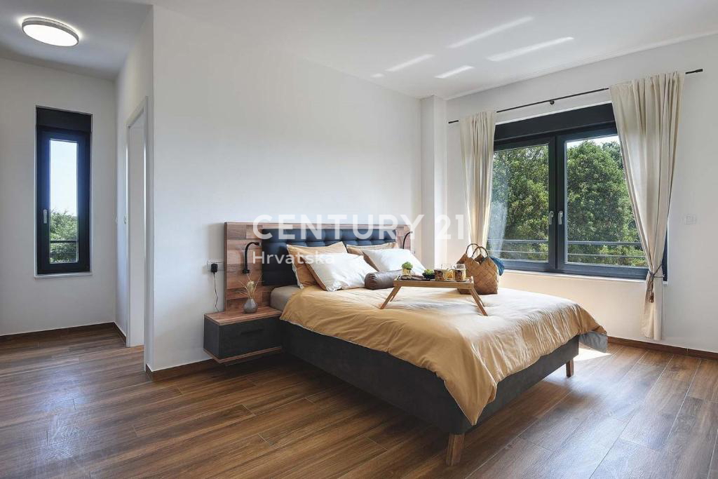 PULA, LUKSUZNA NOVA VILA Z BAZENOM