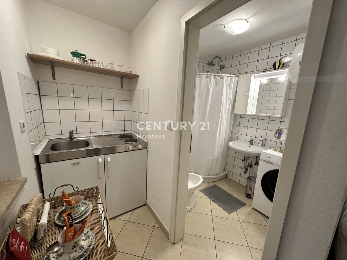 POREČ, CENTAR, ODLIČNA LOKACIJA, HIŠA V VRSTI Z DVEMA LOČENIMA STANOVANJEMA