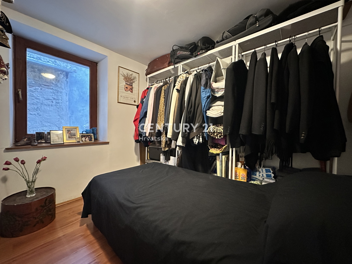 POREČ, CENTAR, ODLIČNA LOKACIJA, HIŠA V VRSTI Z DVEMA LOČENIMA STANOVANJEMA