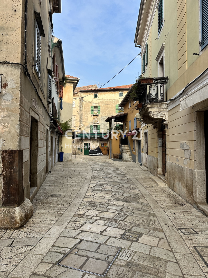 POREČ, CENTAR, ODLIČNA LOKACIJA, HIŠA V VRSTI Z DVEMA LOČENIMA STANOVANJEMA