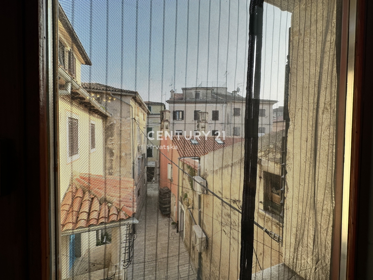 POREČ, CENTAR, ODLIČNA LOKACIJA, HIŠA V VRSTI Z DVEMA LOČENIMA STANOVANJEMA