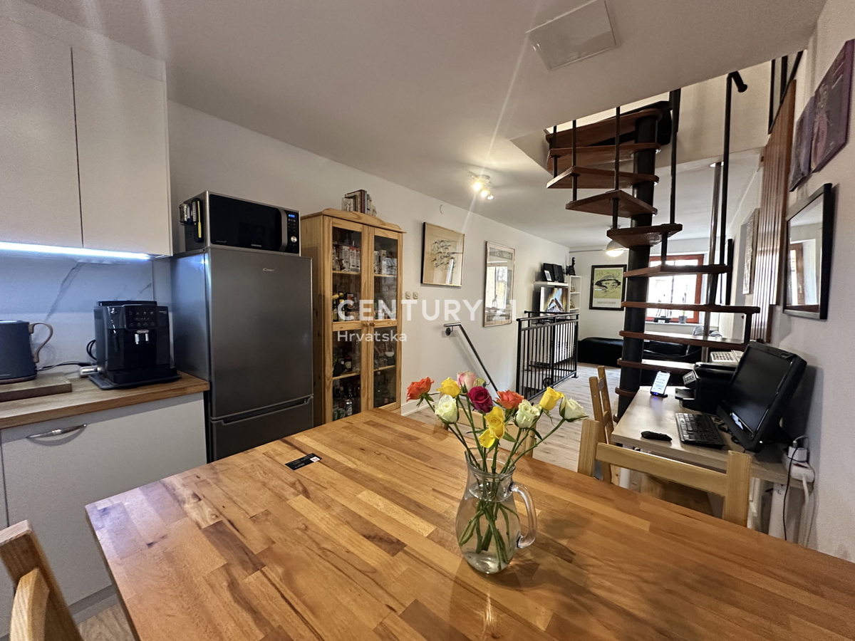 POREČ, CENTAR, ODLIČNA LOKACIJA, HIŠA V VRSTI Z DVEMA LOČENIMA STANOVANJEMA