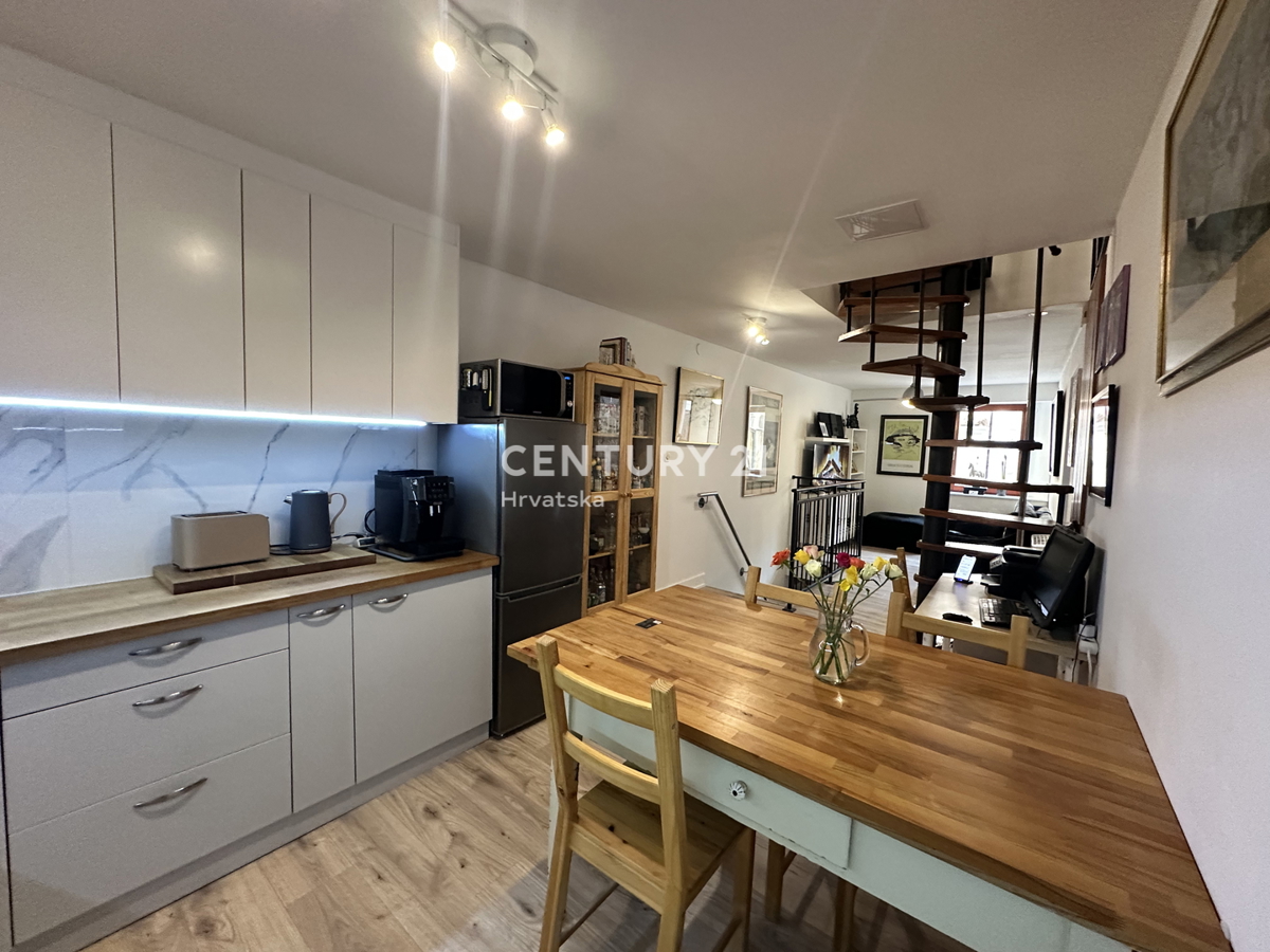 POREČ, CENTAR, ODLIČNA LOKACIJA, HIŠA V VRSTI Z DVEMA LOČENIMA STANOVANJEMA