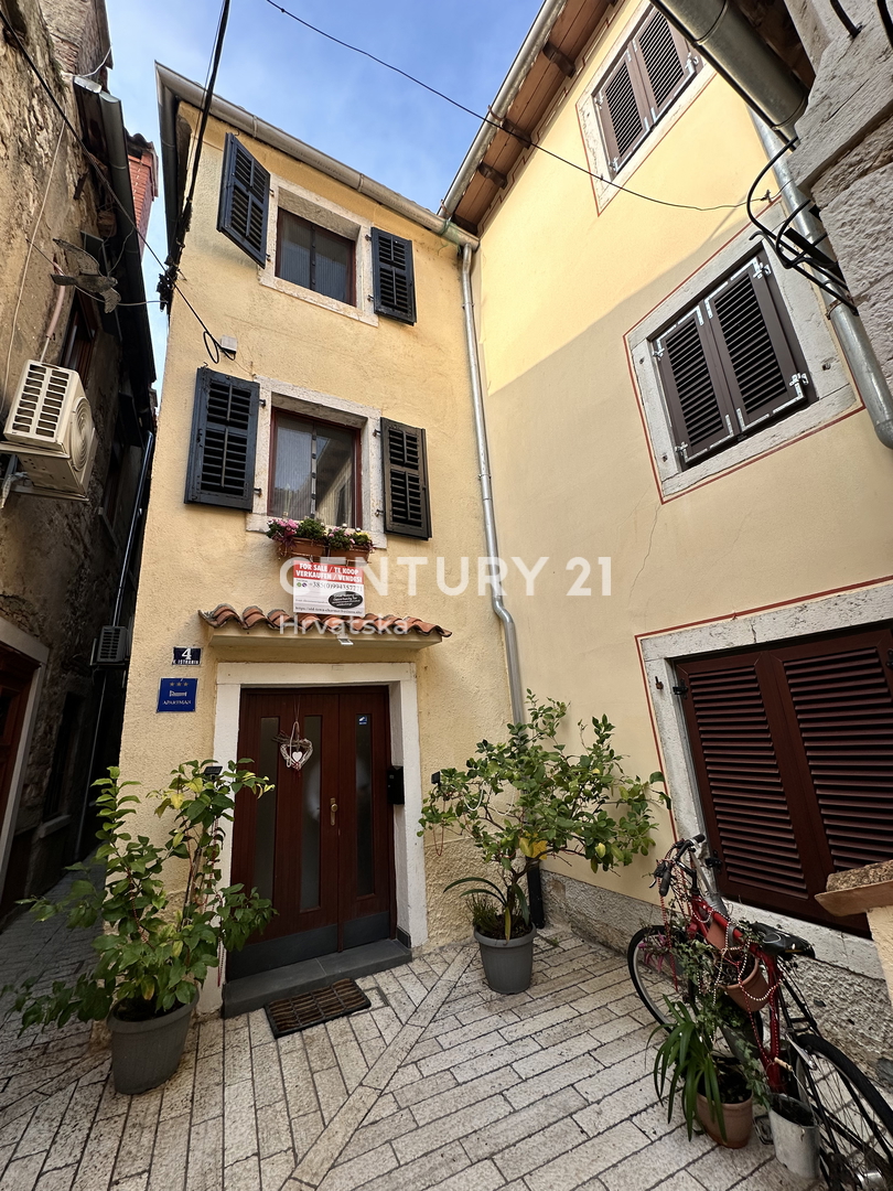 POREČ, CENTAR, ODLIČNA LOKACIJA, HIŠA V VRSTI Z DVEMA LOČENIMA STANOVANJEMA