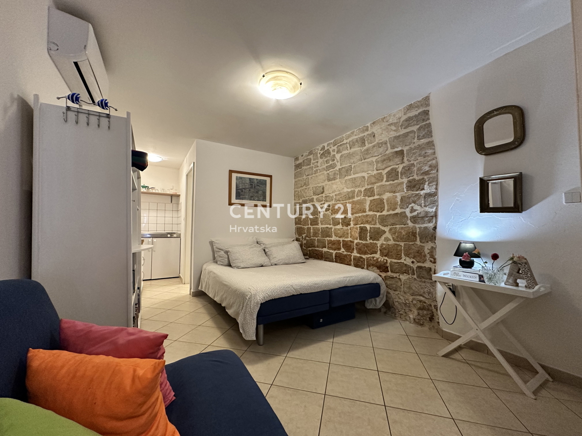 POREČ, CENTAR, ODLIČNA LOKACIJA, HIŠA V VRSTI Z DVEMA LOČENIMA STANOVANJEMA