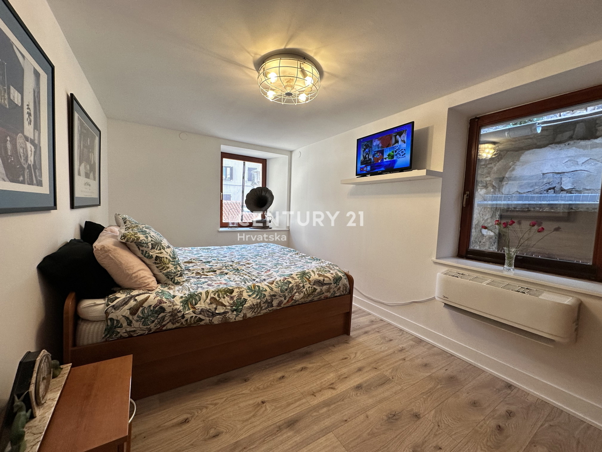 POREČ, CENTAR, ODLIČNA LOKACIJA, HIŠA V VRSTI Z DVEMA LOČENIMA STANOVANJEMA