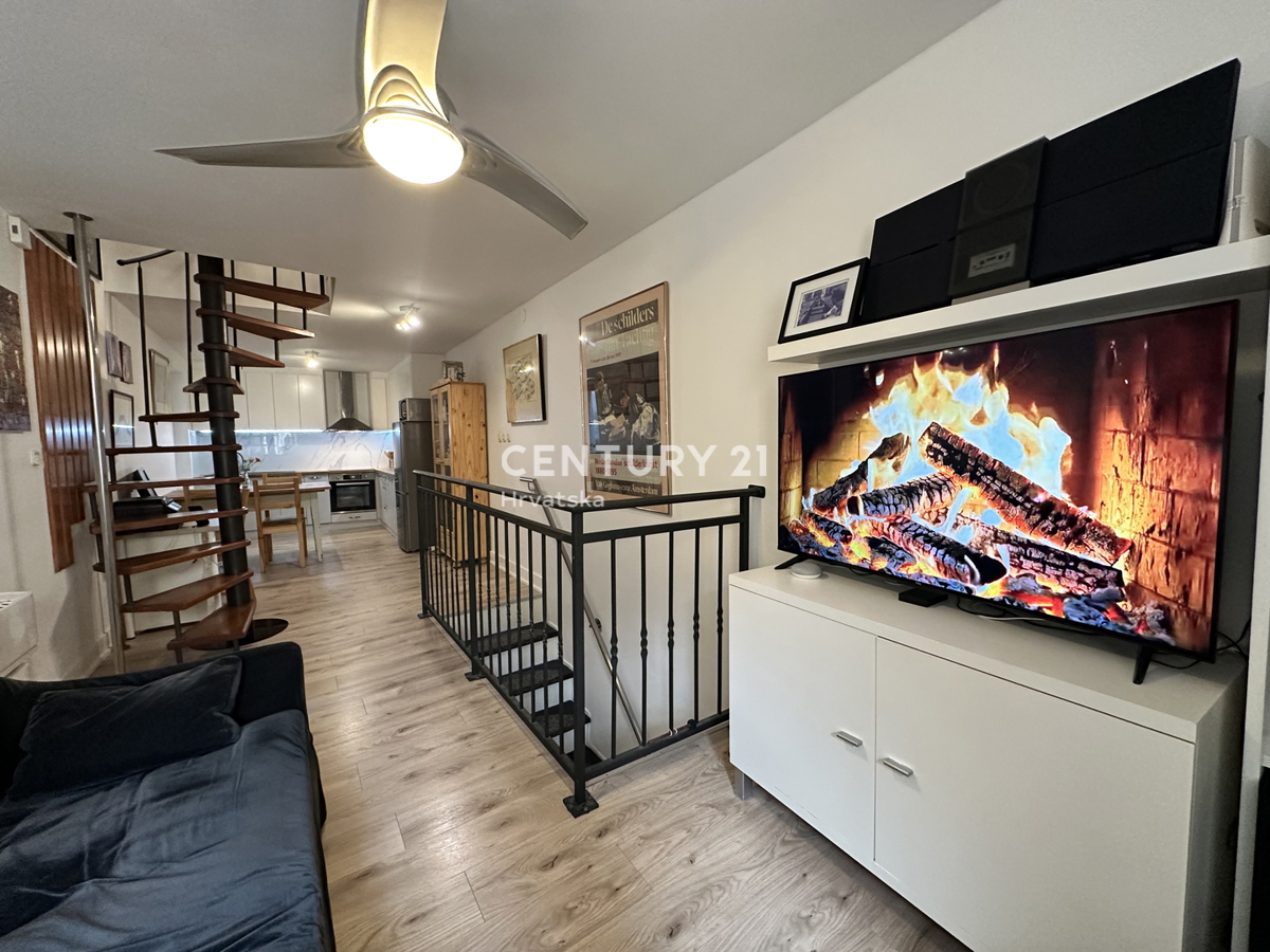 POREČ, CENTAR, ODLIČNA LOKACIJA, HIŠA V VRSTI Z DVEMA LOČENIMA STANOVANJEMA