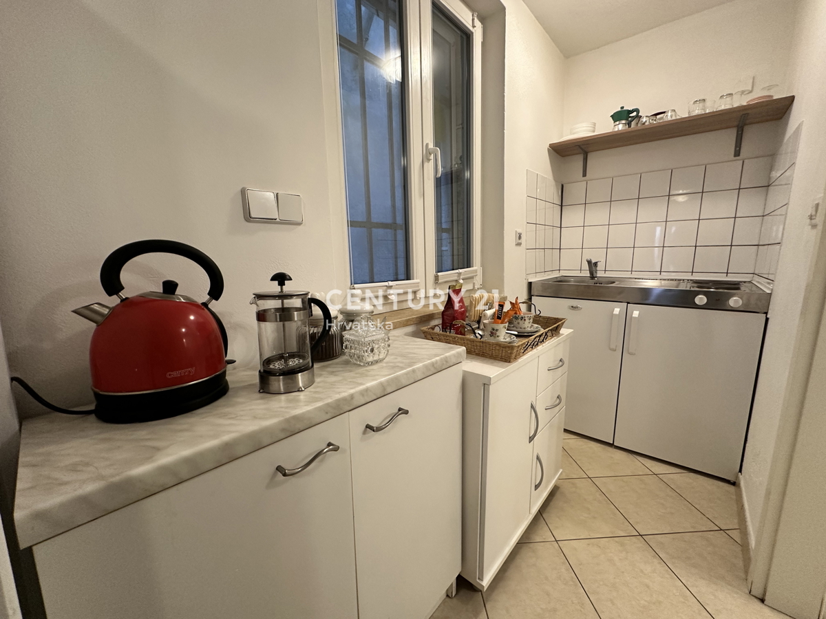 POREČ, CENTAR, ODLIČNA LOKACIJA, HIŠA V VRSTI Z DVEMA LOČENIMA STANOVANJEMA