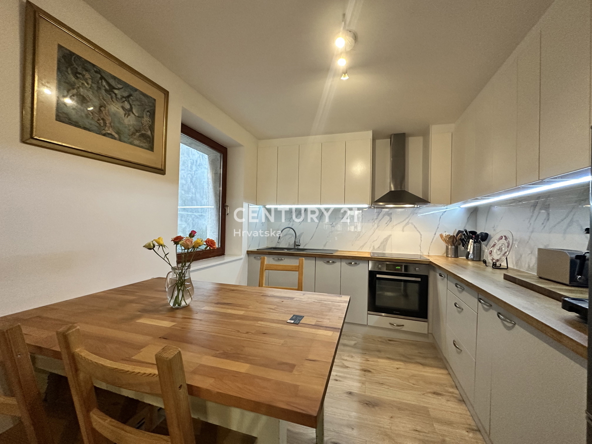 POREČ, CENTAR, ODLIČNA LOKACIJA, HIŠA V VRSTI Z DVEMA LOČENIMA STANOVANJEMA