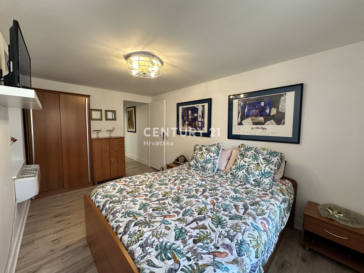 POREČ, CENTAR, ODLIČNA LOKACIJA, HIŠA V VRSTI Z DVEMA LOČENIMA STANOVANJEMA