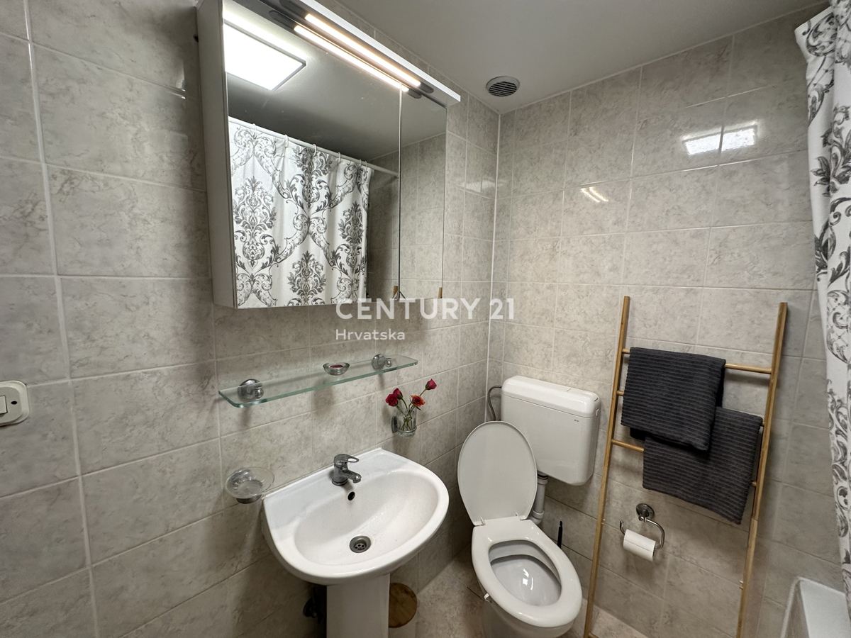 POREČ, CENTAR, ODLIČNA LOKACIJA, HIŠA V VRSTI Z DVEMA LOČENIMA STANOVANJEMA