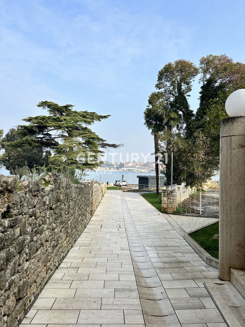 POREČ, CENTAR, ODLIČNA LOKACIJA, HIŠA V VRSTI Z DVEMA LOČENIMA STANOVANJEMA