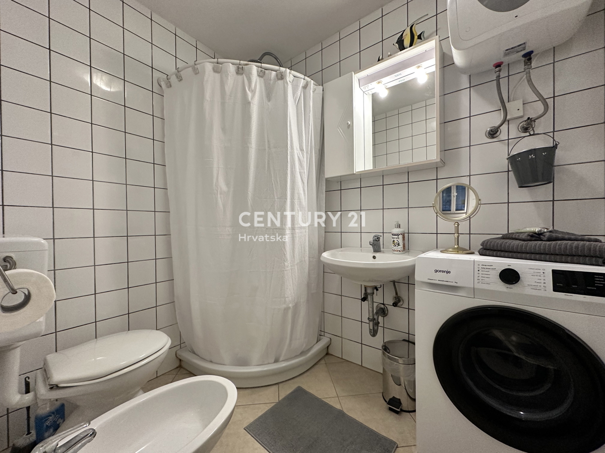 POREČ, CENTAR, ODLIČNA LOKACIJA, HIŠA V VRSTI Z DVEMA LOČENIMA STANOVANJEMA