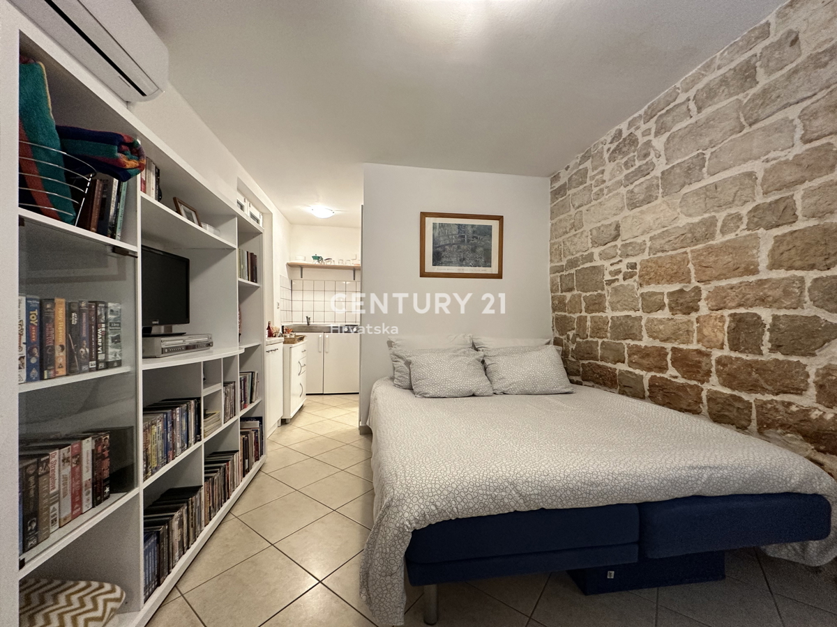 POREČ, CENTAR, ODLIČNA LOKACIJA, HIŠA V VRSTI Z DVEMA LOČENIMA STANOVANJEMA