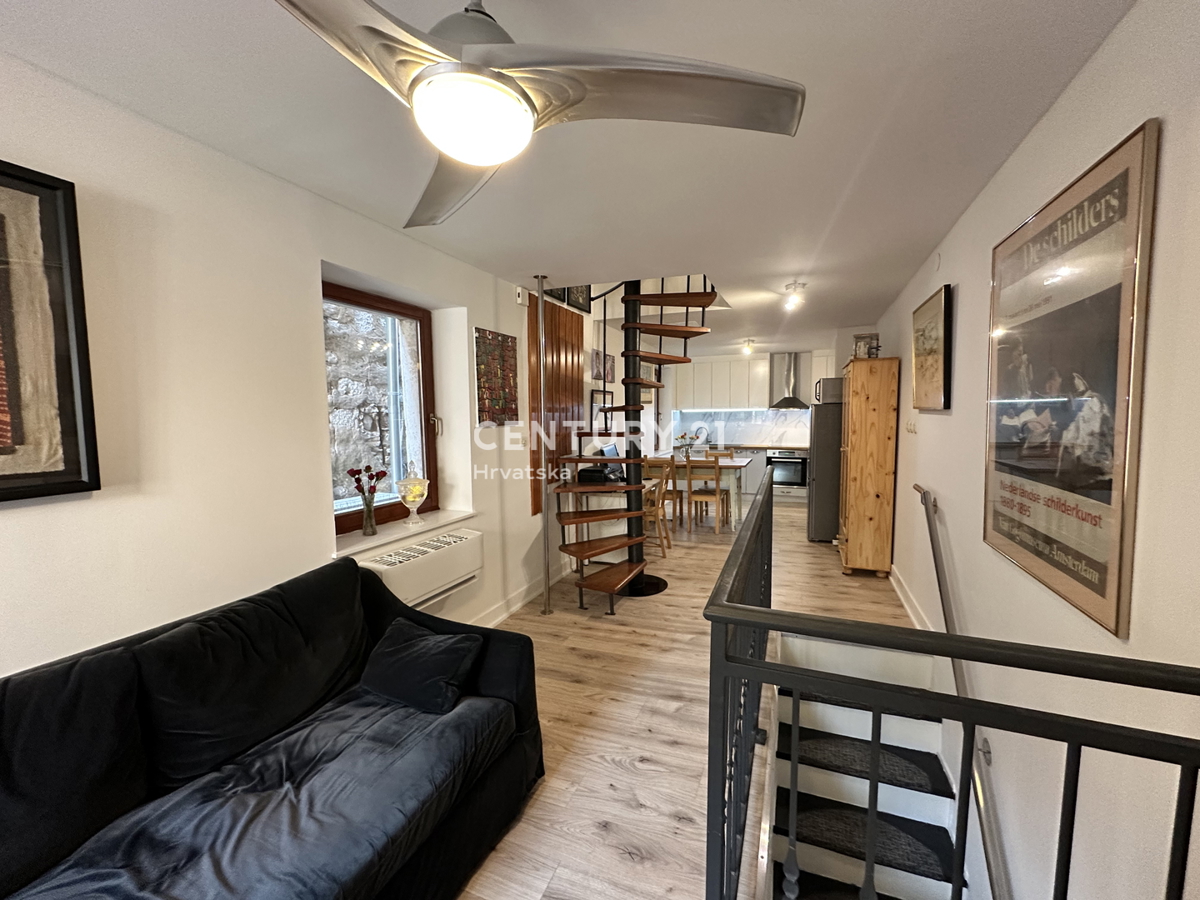 POREČ, CENTAR, ODLIČNA LOKACIJA, HIŠA V VRSTI Z DVEMA LOČENIMA STANOVANJEMA