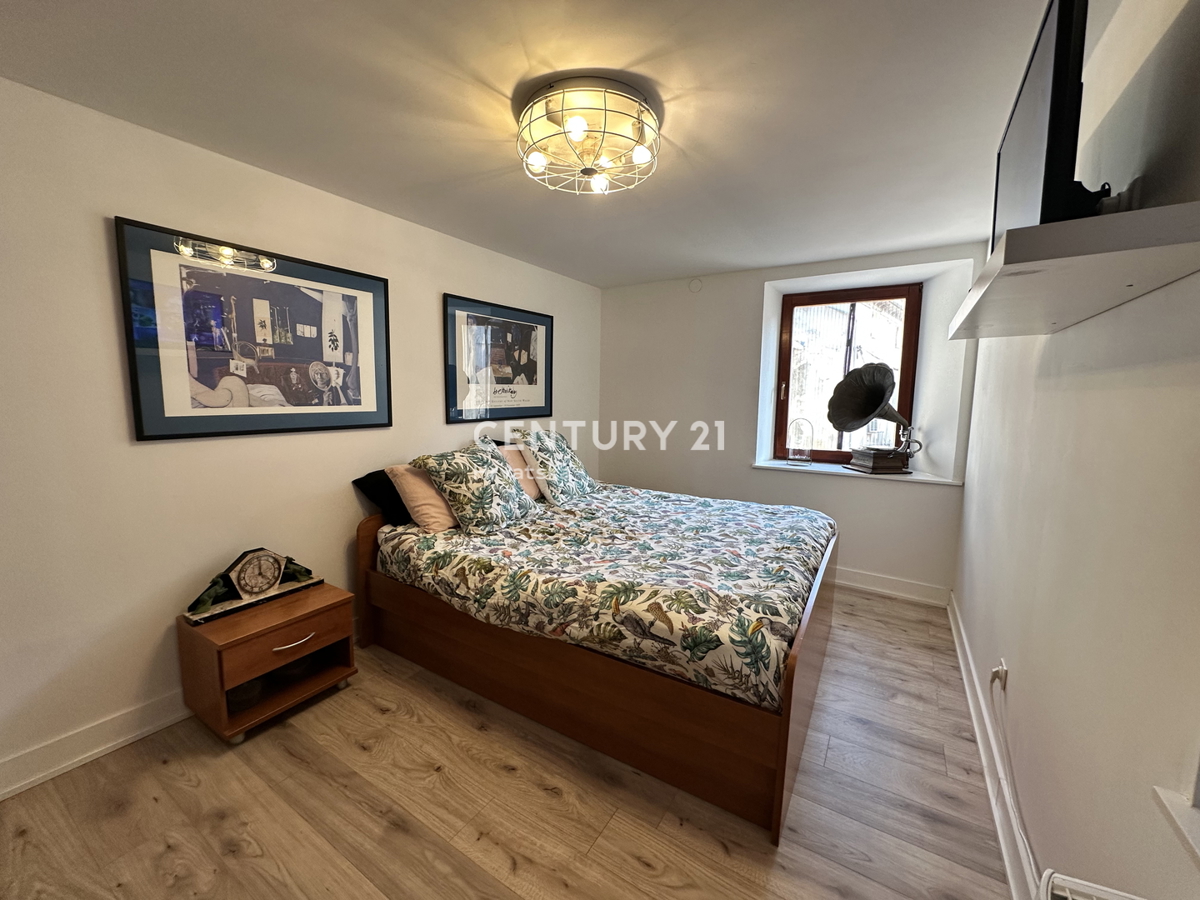 POREČ, CENTAR, ODLIČNA LOKACIJA, HIŠA V VRSTI Z DVEMA LOČENIMA STANOVANJEMA