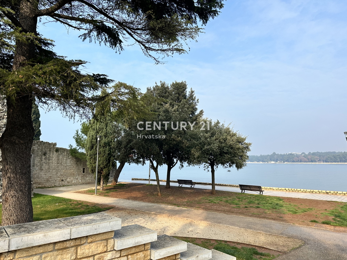 POREČ, CENTAR, ODLIČNA LOKACIJA, HIŠA V VRSTI Z DVEMA LOČENIMA STANOVANJEMA