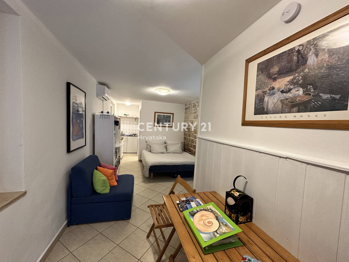 POREČ, CENTAR, ODLIČNA LOKACIJA, HIŠA V VRSTI Z DVEMA LOČENIMA STANOVANJEMA