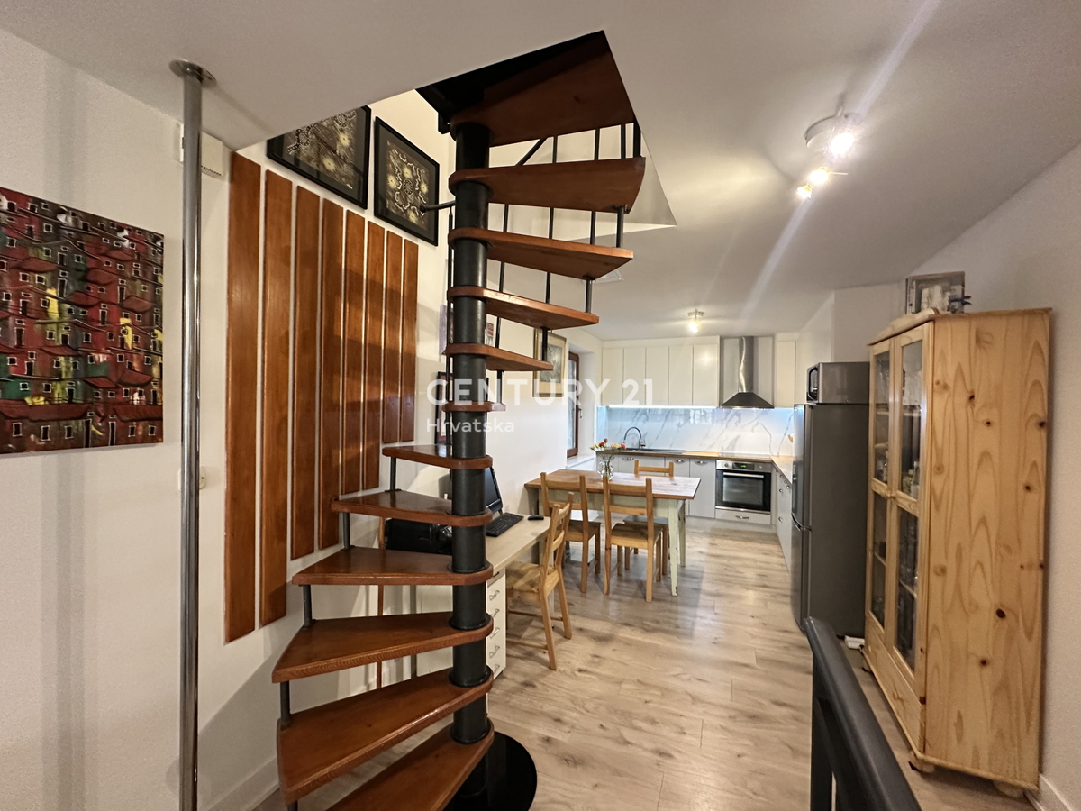 POREČ, CENTAR, ODLIČNA LOKACIJA, HIŠA V VRSTI Z DVEMA LOČENIMA STANOVANJEMA