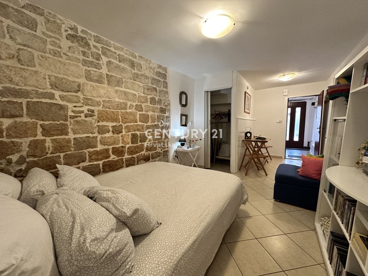 POREČ, CENTAR, ODLIČNA LOKACIJA, HIŠA V VRSTI Z DVEMA LOČENIMA STANOVANJEMA