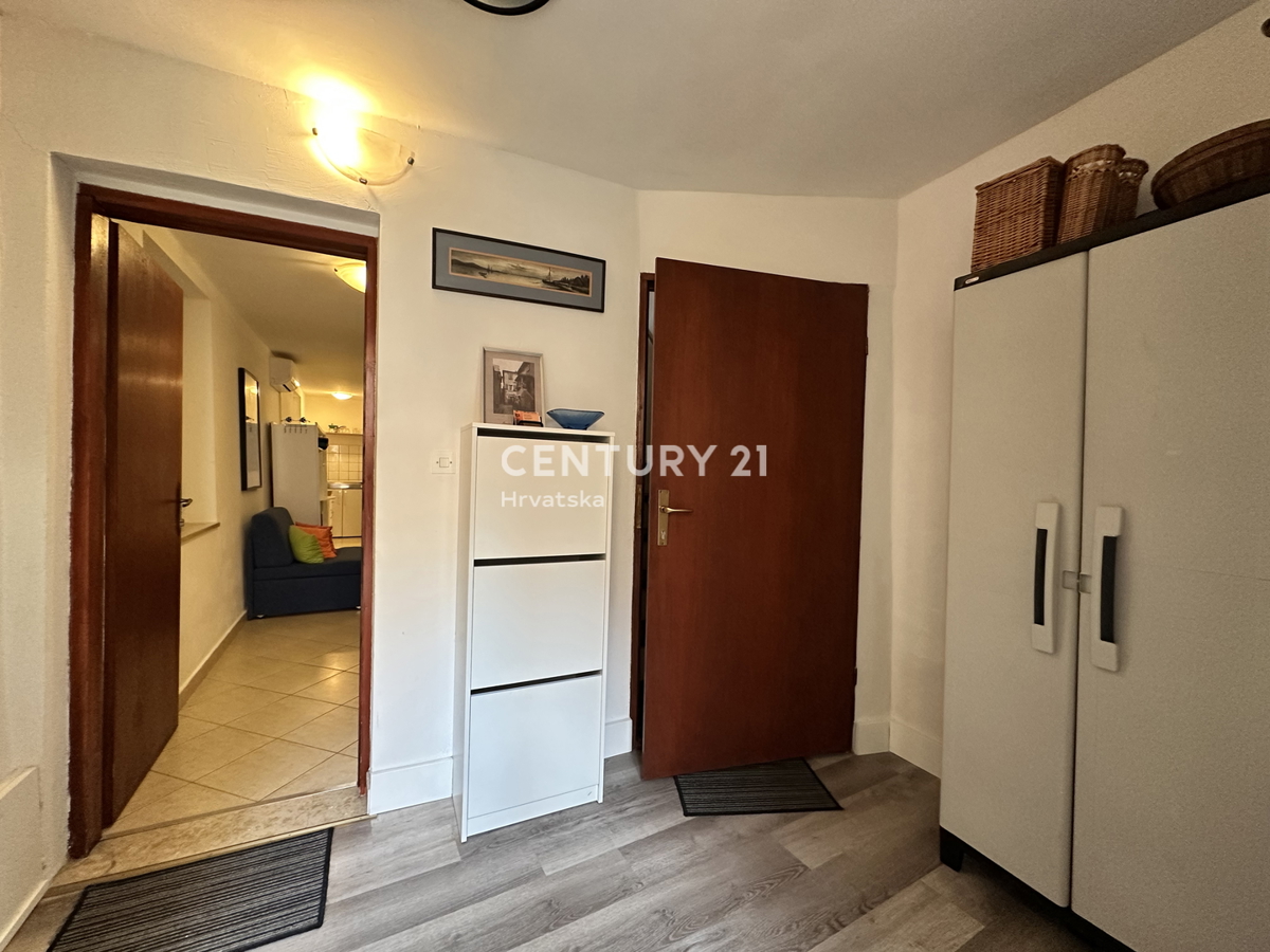 POREČ, CENTAR, ODLIČNA LOKACIJA, HIŠA V VRSTI Z DVEMA LOČENIMA STANOVANJEMA