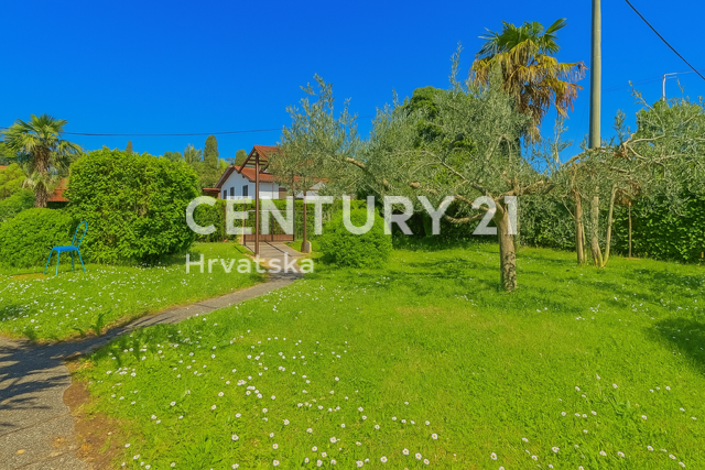 UMAG, OKOLICA, ZEMLJIŠČE SAMO 80 METROV OD MORJA Z VELJAVNIM GRADBENIM DOVOLJENJEM