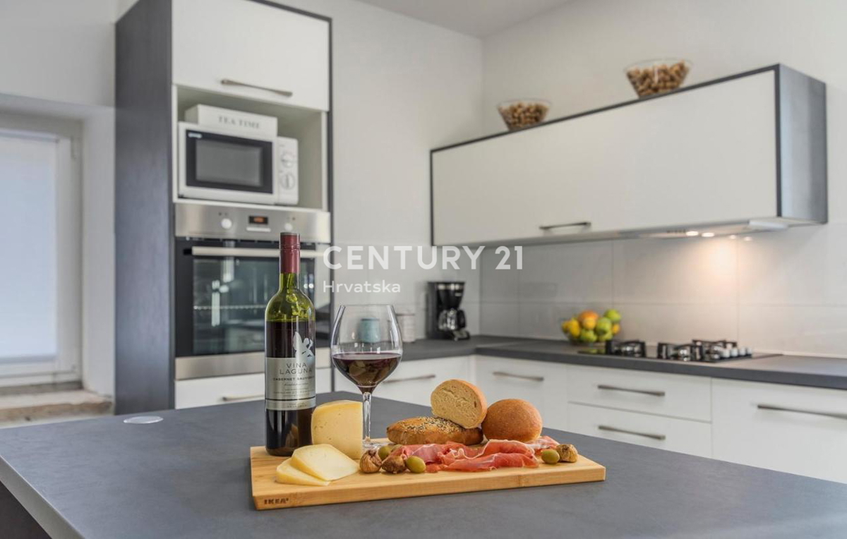 VRSAR, KAMNITA VILA S BAZENOM