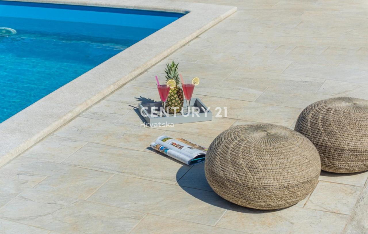 VRSAR, KAMNITA VILA S BAZENOM