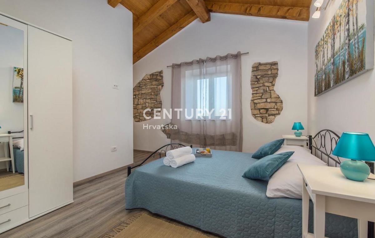 VRSAR, KAMNITA VILA S BAZENOM