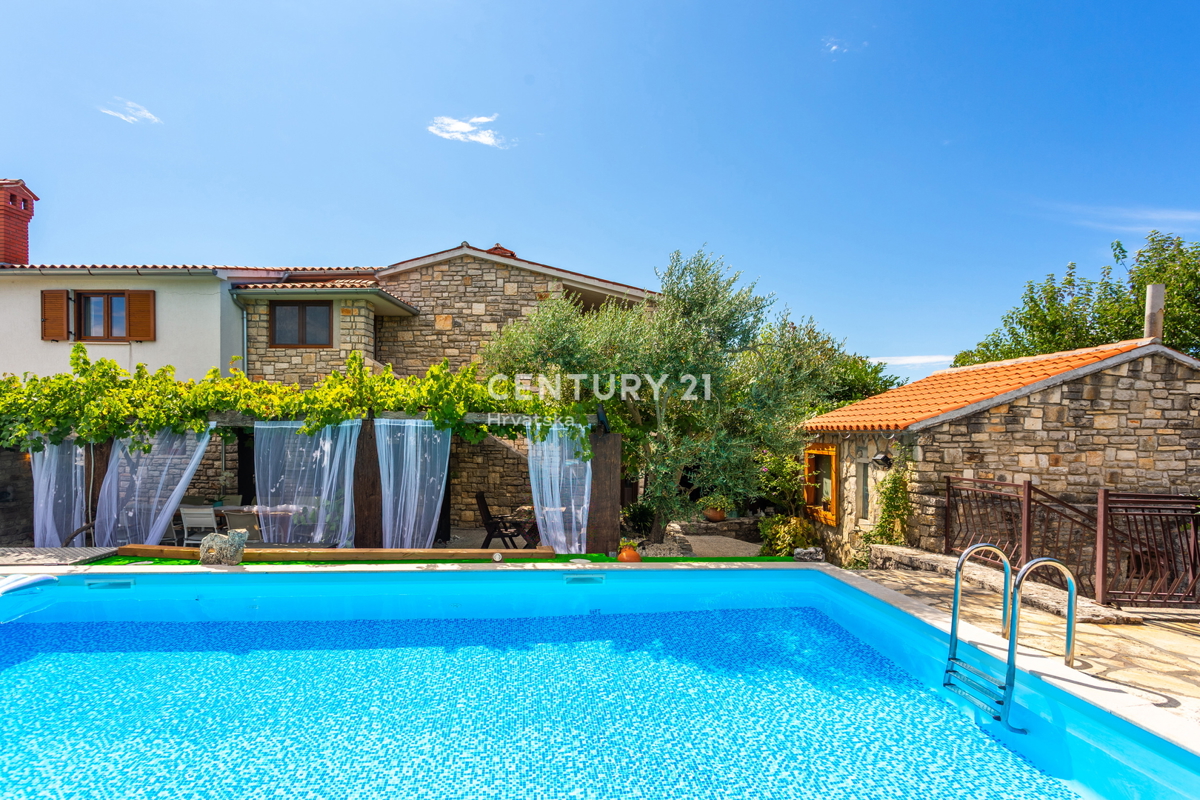 ROVINJ, PRODAJA HIŠE S TREMI STANOVANJSKIMI ENOTAMI, BAZENOM IN KMETIJSKO ZEMLJIŠČE