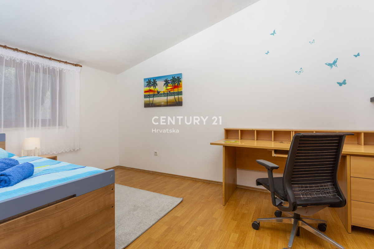 ROVINJ, PRODAJA HIŠE S TREMI STANOVANJSKIMI ENOTAMI, BAZENOM IN KMETIJSKO ZEMLJIŠČE