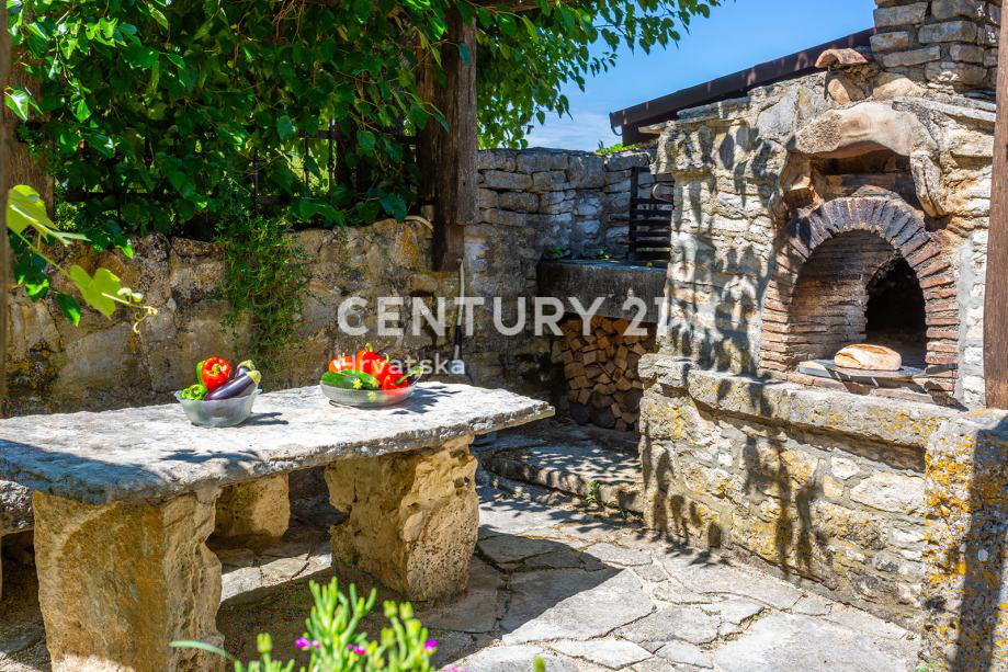 ROVINJ, PRODAJA HIŠE S TREMI STANOVANJSKIMI ENOTAMI, BAZENOM IN KMETIJSKO ZEMLJIŠČE