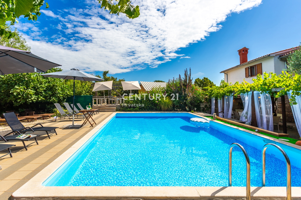 ROVINJ, PRODAJA HIŠE S TREMI STANOVANJSKIMI ENOTAMI, BAZENOM IN KMETIJSKO ZEMLJIŠČE