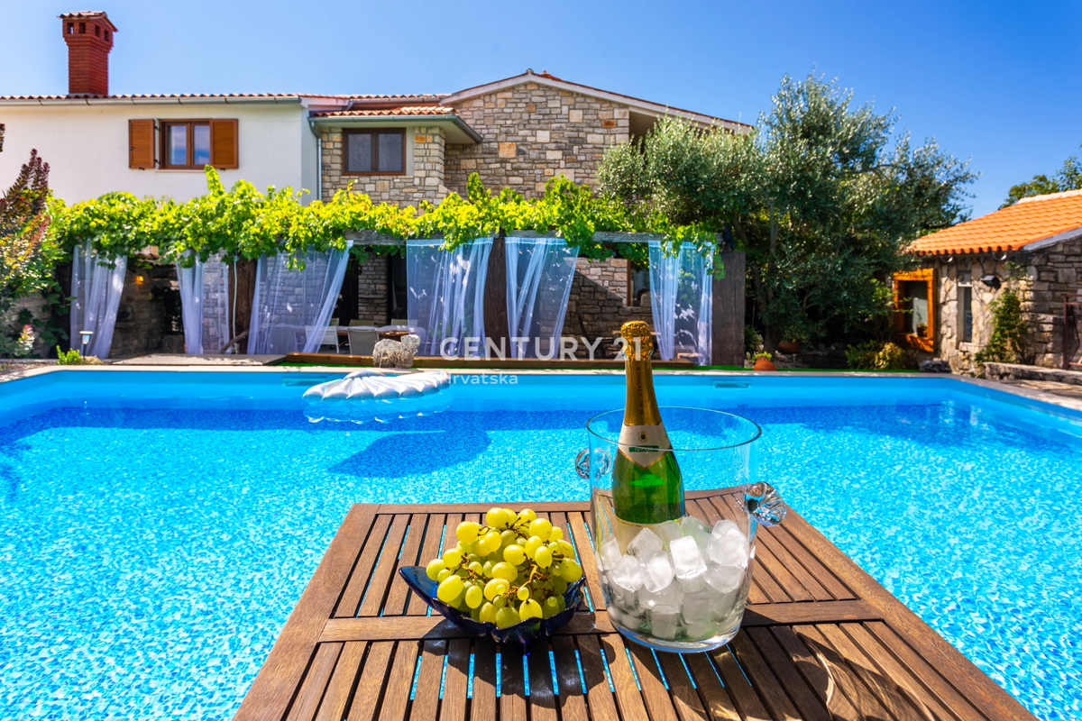 ROVINJ, PRODAJA HIŠE S TREMI STANOVANJSKIMI ENOTAMI, BAZENOM IN KMETIJSKO ZEMLJIŠČE