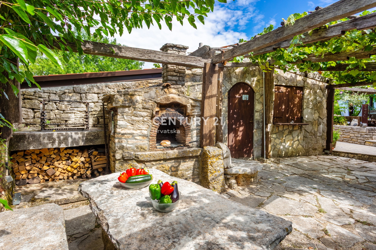 ROVINJ, PRODAJA HIŠE S TREMI STANOVANJSKIMI ENOTAMI, BAZENOM IN KMETIJSKO ZEMLJIŠČE