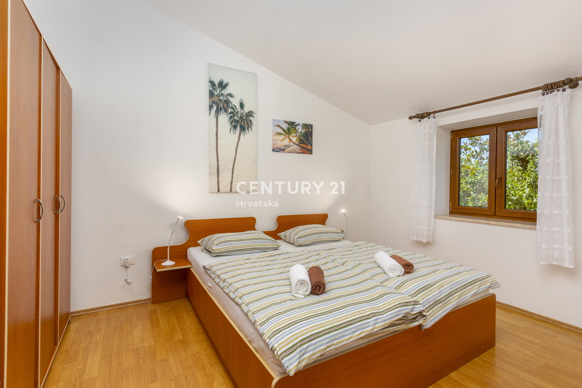 ROVINJ, PRODAJA HIŠE S TREMI STANOVANJSKIMI ENOTAMI, BAZENOM IN KMETIJSKO ZEMLJIŠČE