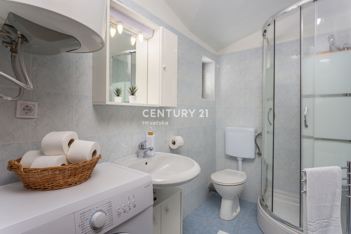 ROVINJ, PRODAJA HIŠE S TREMI STANOVANJSKIMI ENOTAMI, BAZENOM IN KMETIJSKO ZEMLJIŠČE