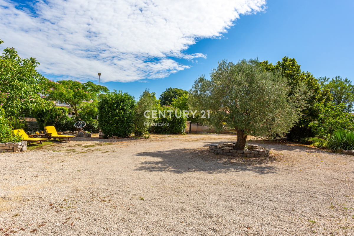 ROVINJ, PRODAJA HIŠE S TREMI STANOVANJSKIMI ENOTAMI, BAZENOM IN KMETIJSKO ZEMLJIŠČE