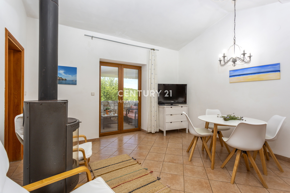 ROVINJ, PRODAJA HIŠE S TREMI STANOVANJSKIMI ENOTAMI, BAZENOM IN KMETIJSKO ZEMLJIŠČE