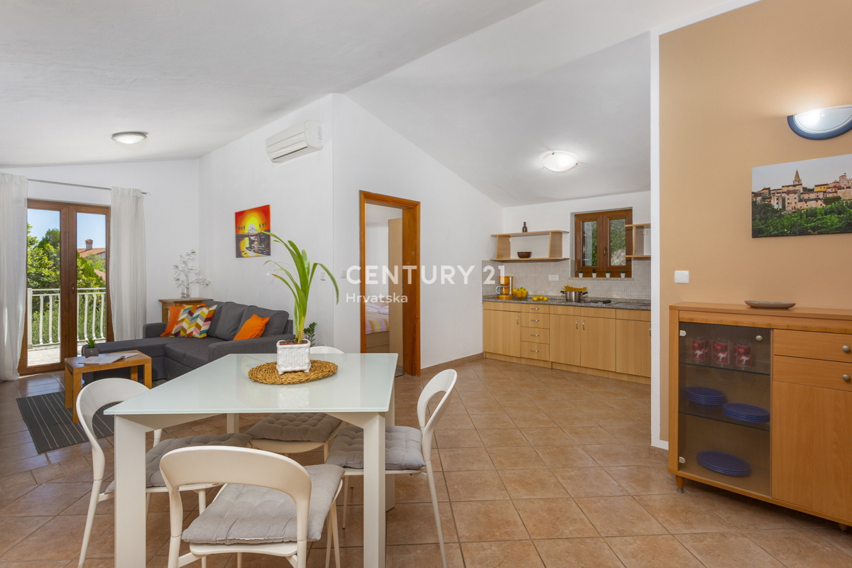 ROVINJ, PRODAJA HIŠE S TREMI STANOVANJSKIMI ENOTAMI, BAZENOM IN KMETIJSKO ZEMLJIŠČE