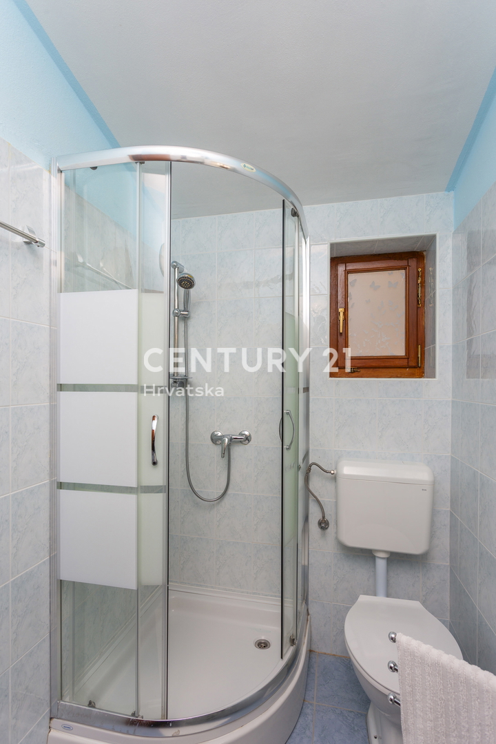 ROVINJ, PRODAJA HIŠE S TREMI STANOVANJSKIMI ENOTAMI, BAZENOM IN KMETIJSKO ZEMLJIŠČE