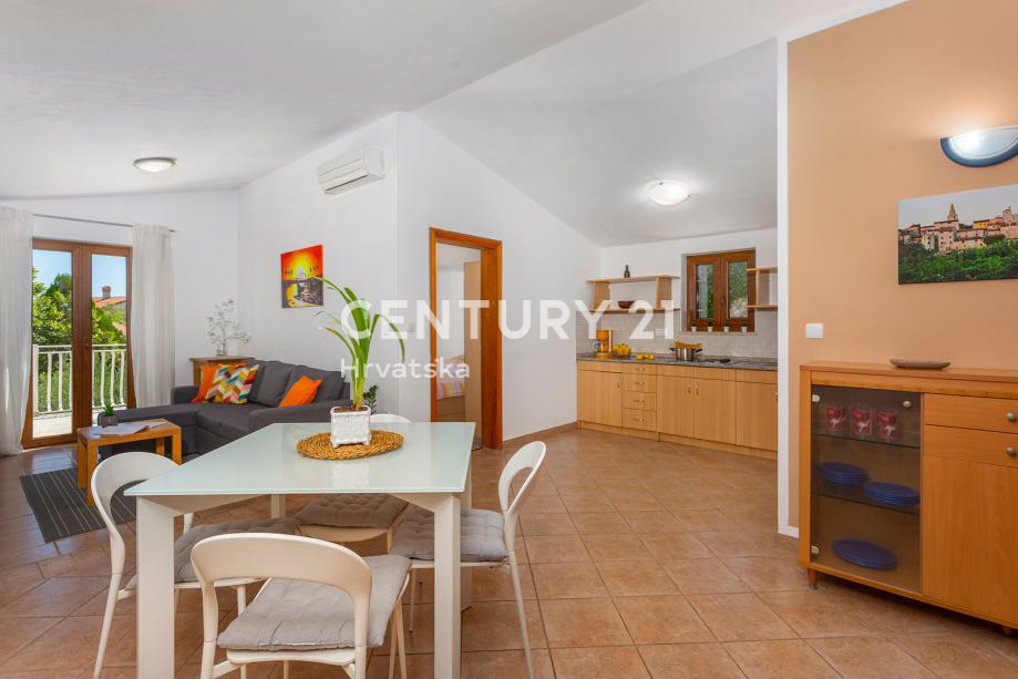 ROVINJ, PRODAJA HIŠE S TREMI STANOVANJSKIMI ENOTAMI, BAZENOM IN KMETIJSKO ZEMLJIŠČE