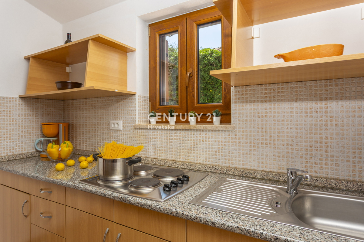 ROVINJ, PRODAJA HIŠE S TREMI STANOVANJSKIMI ENOTAMI, BAZENOM IN KMETIJSKO ZEMLJIŠČE