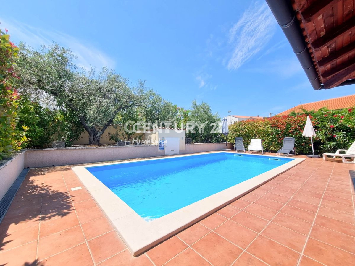 VIŠNJAN, HIŠA S BAZENOM IN POGLEDOM NA STARI GRAD VIŠNJAN