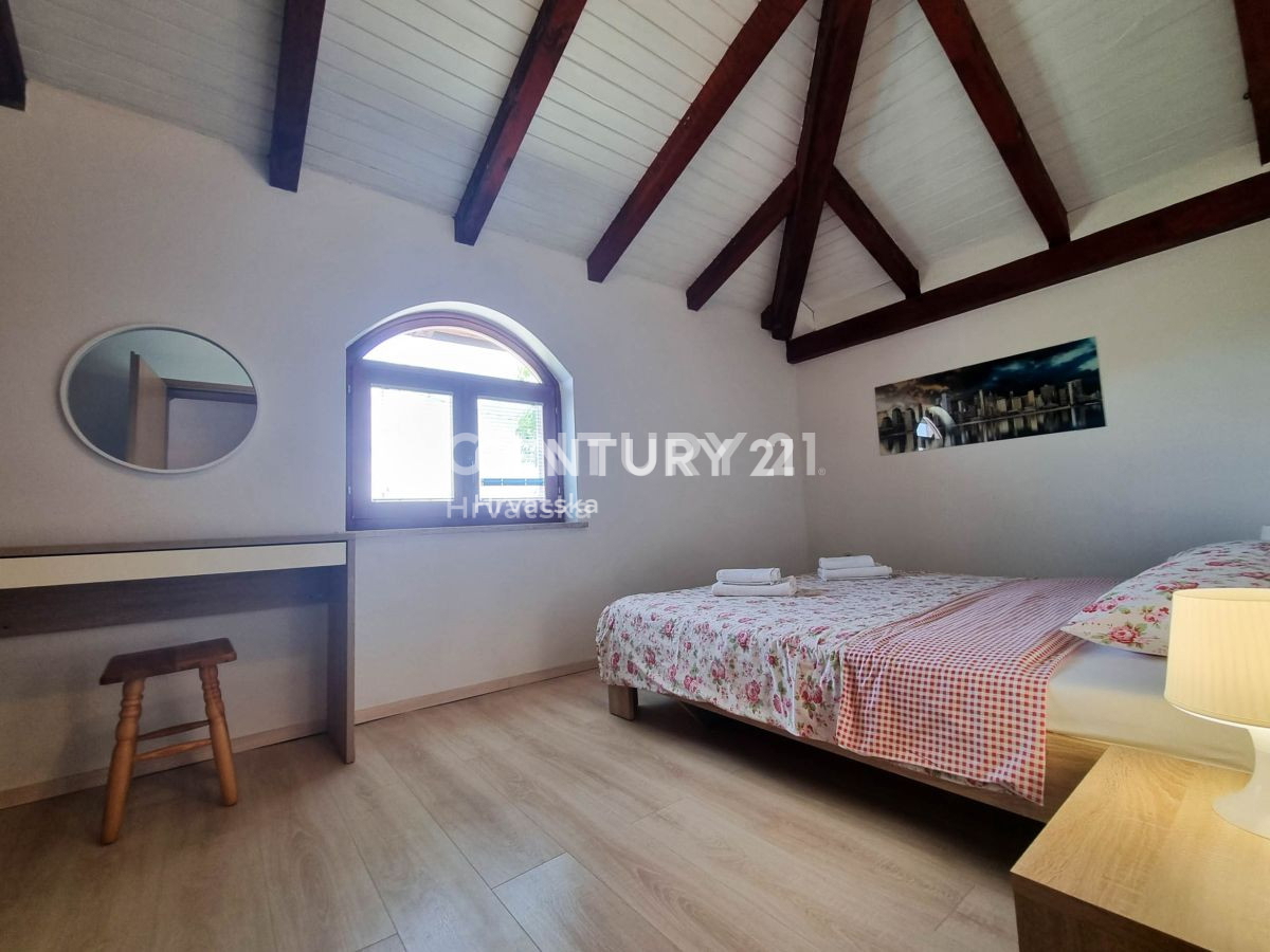 VIŠNJAN, HIŠA S BAZENOM IN POGLEDOM NA STARI GRAD VIŠNJAN