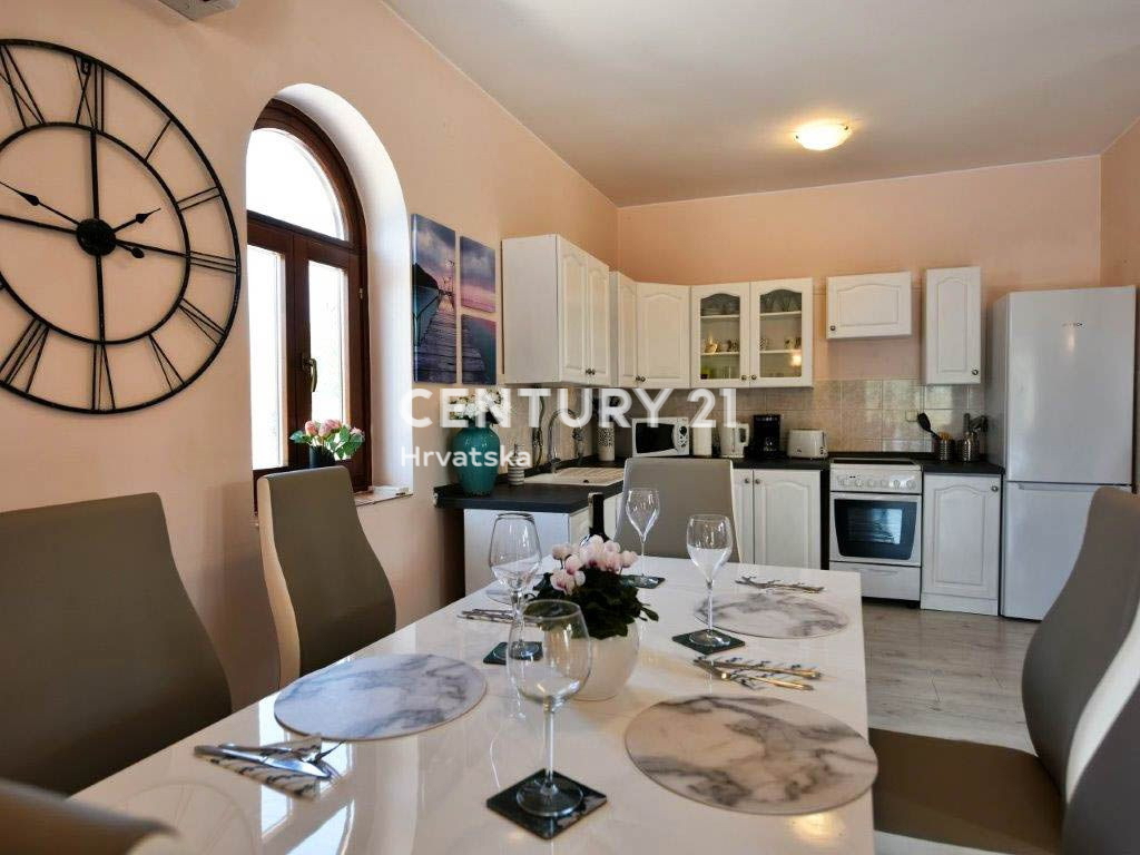 VIŠNJAN, HIŠA S BAZENOM IN POGLEDOM NA STARI GRAD VIŠNJAN