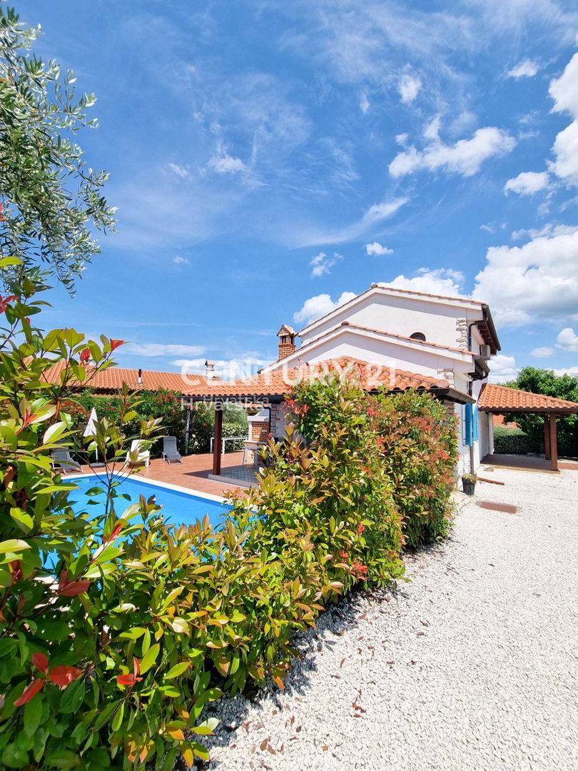 VIŠNJAN, HIŠA S BAZENOM IN POGLEDOM NA STARI GRAD VIŠNJAN